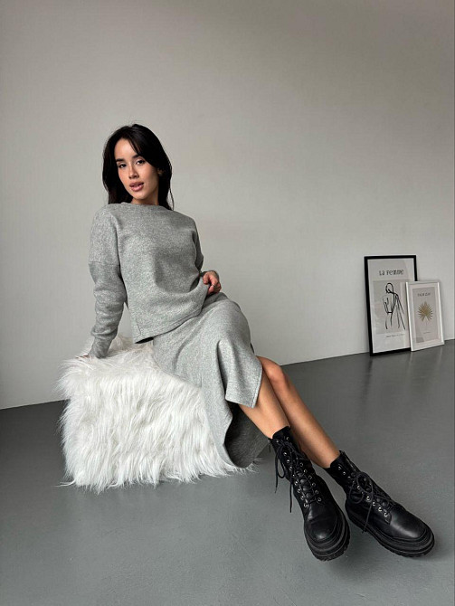 Женский стильный теплый костюм двойка с разрезом сбоку Серый, 50/52 Одесса - изображение 5