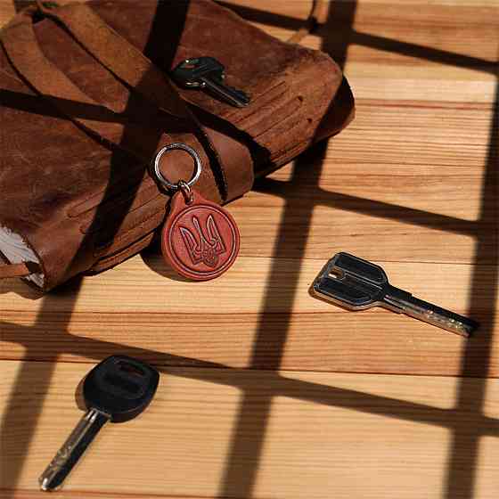 Брелок із тисненням герба України з натуральної шкіри Shvigel 55000 Світло-коричневий Київ