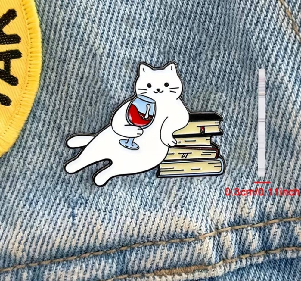 Брошь значок «Кот с вином и книгами» эмалированный пин для одежды и рюкзака Киев - изображение 1