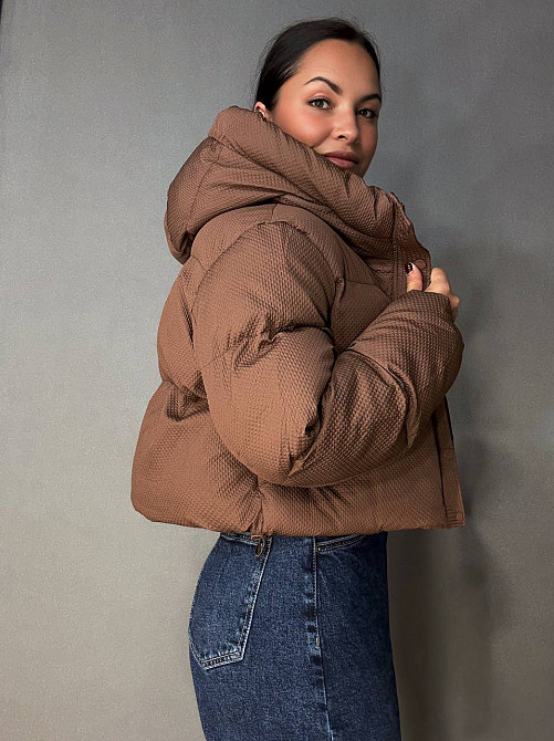 Куртка женская Lady Yep 10039 вафельная пуффер оверсайз с капюшоном коричневая, коричневый, 44 Киев - изображение 13