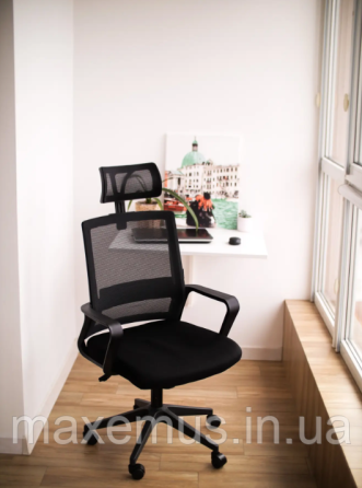 Современное офисное кресло для офиса Bonro B-8330 Офисные стулья с системой качания черное с подголовником Мостиска