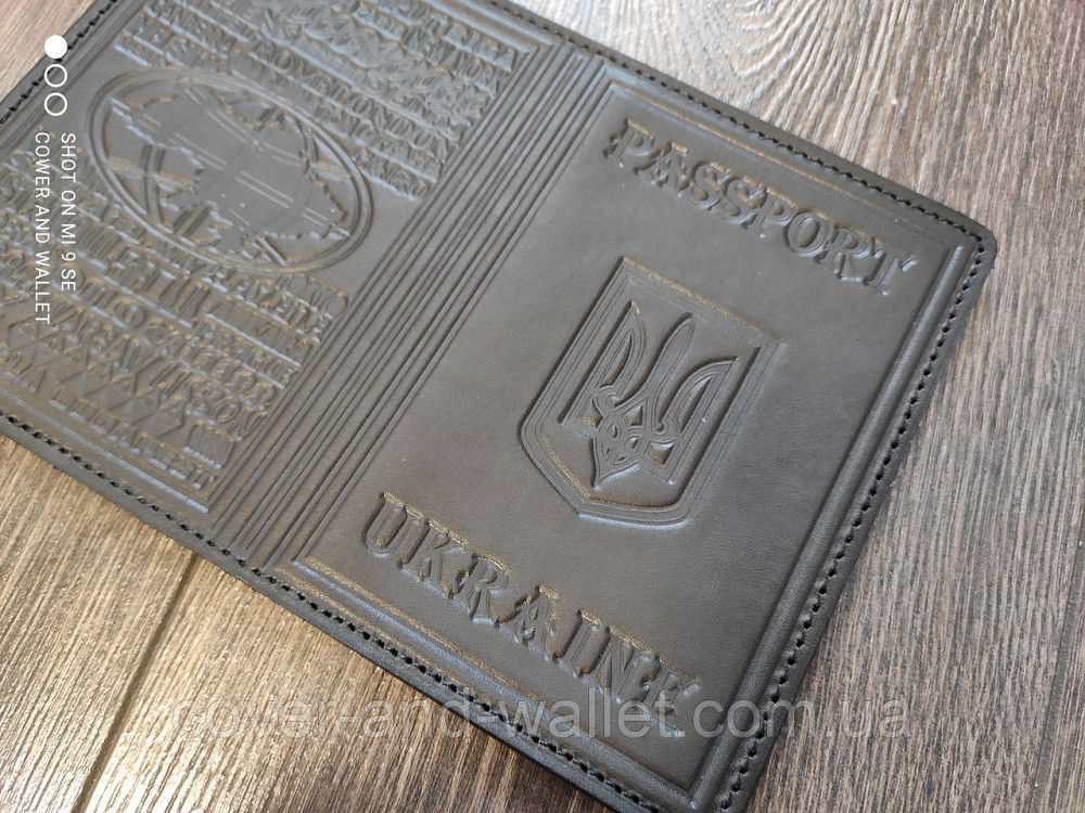 Шкіряна обкладинка на паспорт із тисненням «Герб України» з прозорим вікном Puos Київ - фото 3