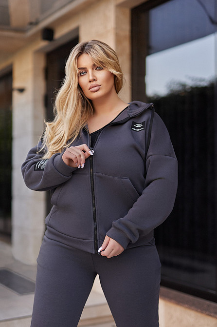 Жіночий спортивний костюм з нашивками "Walker" оптом | Норма Графіт, 46-48 Київ - фото 1