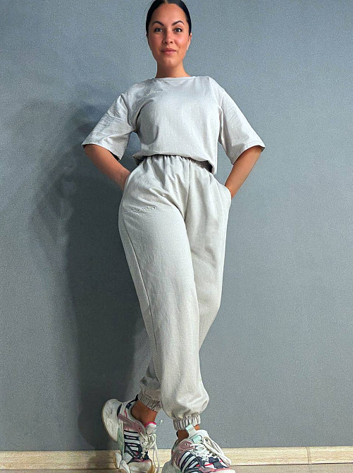 Костюм женский CAPPITONE 101213 футболка оверсайз и брюки джоггеры с надписью серый, серый, L Киев - изображение 17