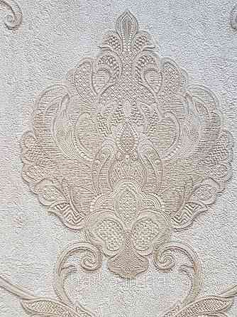Шпалери вінілові на флізеліні Grandeco Anastasia метрові вензелю завитки структурні золотисті на кремовому Київ