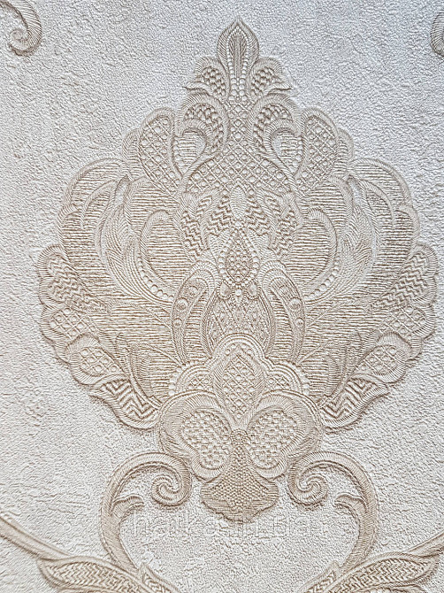 Шпалери вінілові на флізеліні Grandeco Anastasia метрові вензелю завитки структурні золотисті на кремовому Київ - фото 4