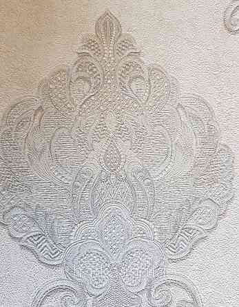 Шпалери вінілові на флізеліні Grandeco Anastasia метрові вензелю завитки структурні сріблясті на пісочному Київ