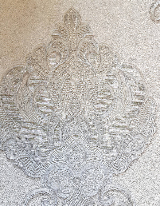 Шпалери вінілові на флізеліні Grandeco Anastasia метрові вензелю завитки структурні сріблясті на пісочному Київ - фото 3