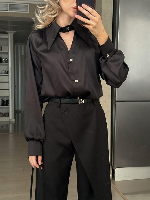 Женская стильная блуза свободного кроя с вшитым воротником-чокером на пуговицах итальянский шелк Черный, 42/46 Одесса - изображение 9