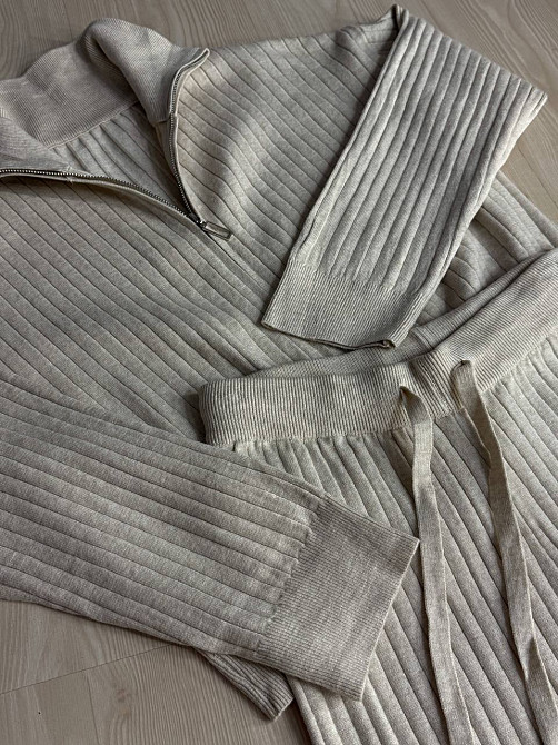 Костюм жіночий Joy One 376 вʼязаний в рубчик з кофтою на блискавці та брюками палаццо, бежевий, one size Київ - фото 2