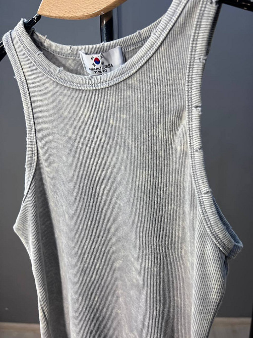 Майка женская YI FANG 501-2733 вареная рубчик порезанные швы one size, светло-серый, one size Киев - изображение 6