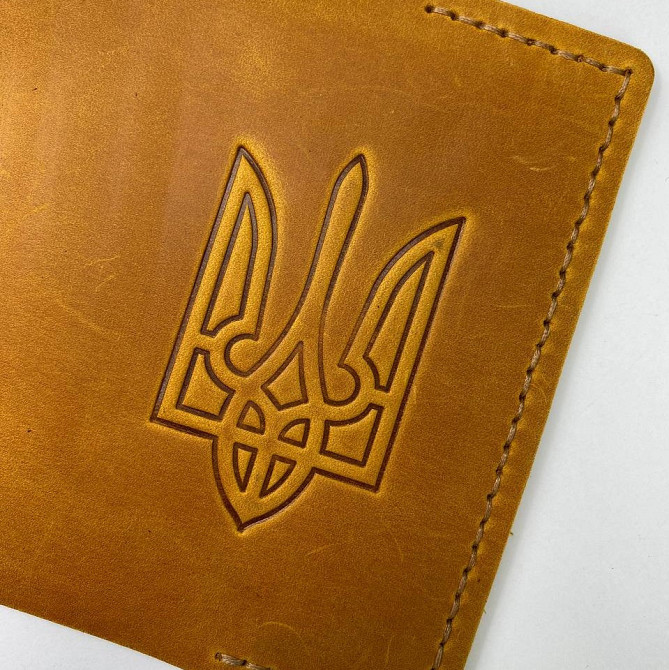 Паспортниця шкіряна Тризуб Руда, практичний чохол зі шкіри з тисненням, модна обкладинка на паспортMasterSem Київ - фото 1