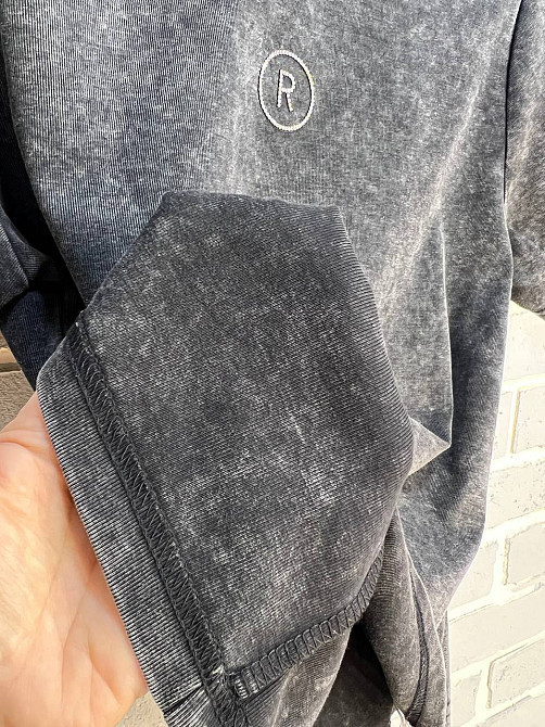 Футболка жіноча A-N 02517 варена аплікація літера "R" з камінців попереду середньої довжини one size, чорний, one size Київ - фото 12