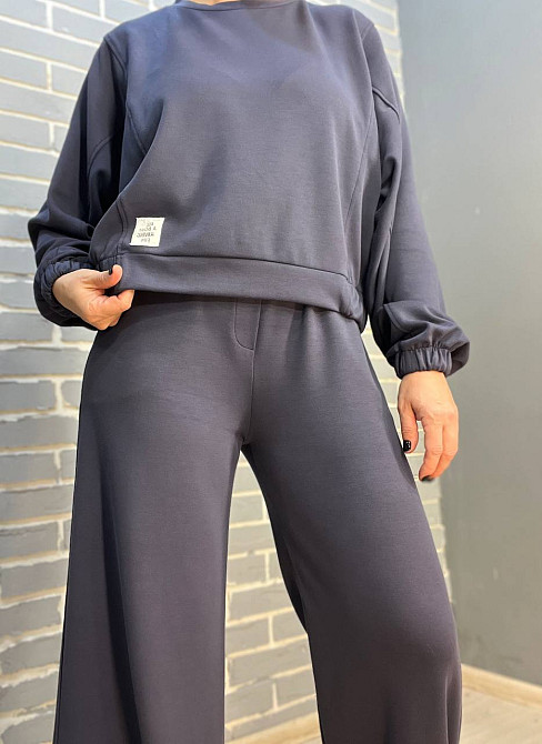 Костюм жіночий CREP 82287 біфлекс світшот резинка нашивка та брюки палаццо широкі від стегна графіт, Одеса - фото 3
