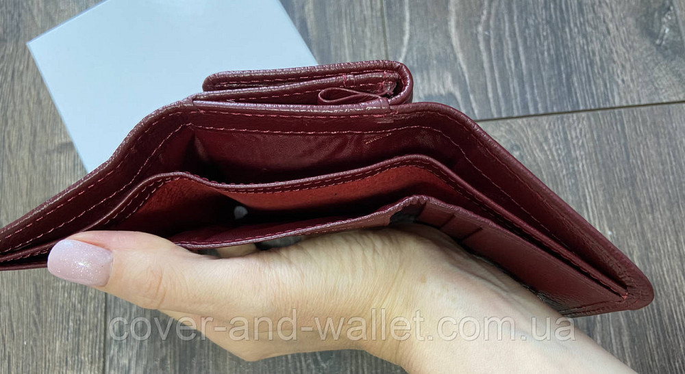 Компактный шкіряний жіночий гаманець бордового кольору ST Leather 403 Київ - фото 3