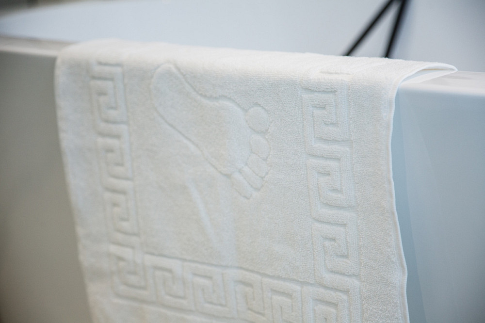 Ecotton Килимок махровий Ecotton 50х70 см 650 гр./м рушник для ніг білий з тисненням Ніжки для Коломыя - изображение 3