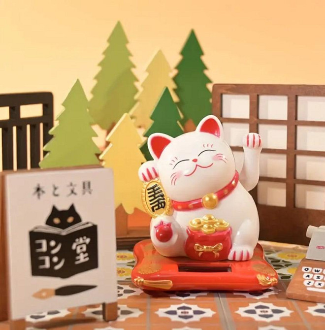 Манекі-неко статуетка на сонячній батареї - японський талісман удачі та багатства. Колір білий Київ - фото 2