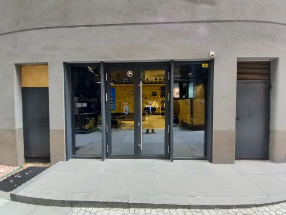 Приміщення магазину з усім обладнанням і персоналом. Дніпро