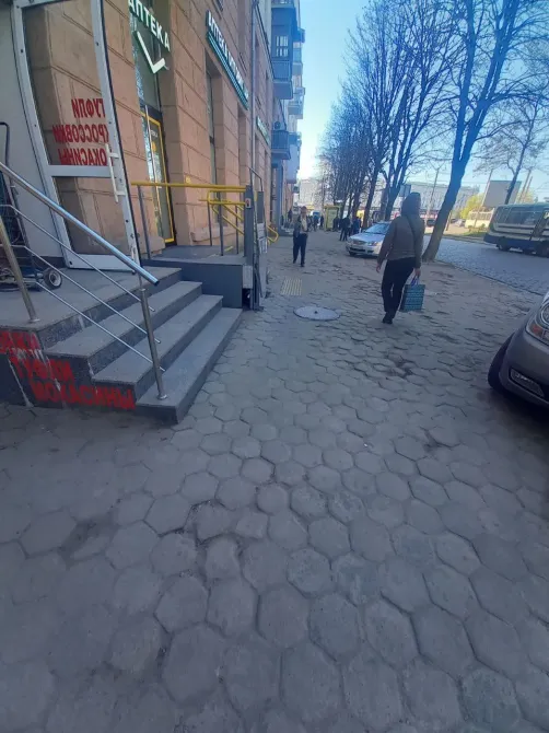 Магазин на червоній лінії Яворницького 121 (район Залізничного вокзалу) Окремий вхід, великі вікна, гарний трафік, біля зупинки транспорту. Дніпро - фото 2