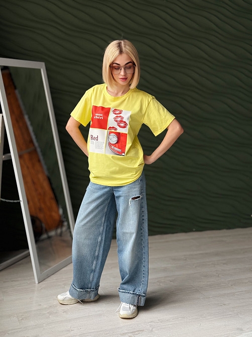 Женская футболка с акцентным принтом 