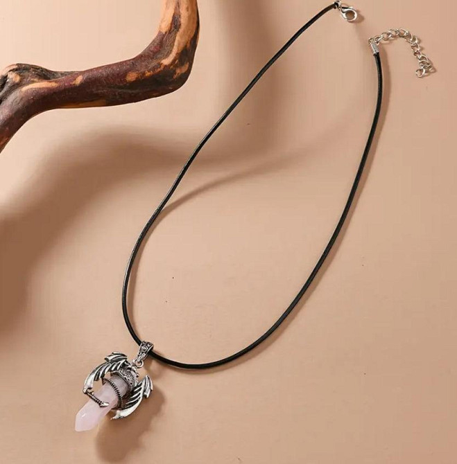 Підвіска у формі дракона з рожевим кварцом на шнурку зі штучної шкіри 4.4 см. Київ - фото 2