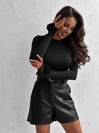 Жіночий лонгслів із витонченими трояндами на руках трикотаж масло Чорний Одеса