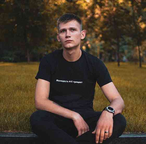 Чорна чоловіча футболка з написом - Молодість все Простий Чернівці