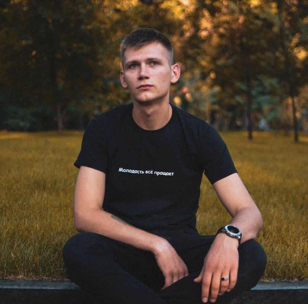 Чорна чоловіча футболка з написом - Молодість все Простий Чернівці - фото 4