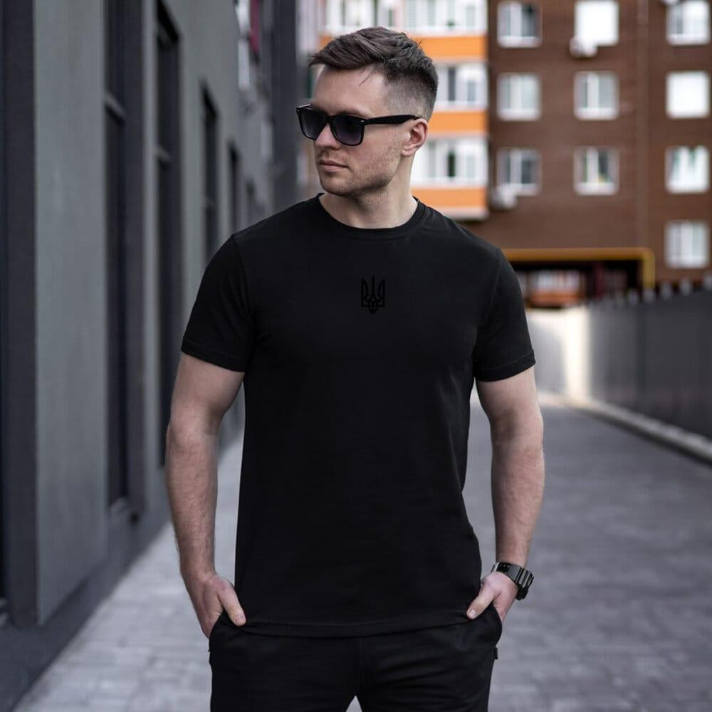 Футболка чоловіча однотонна чорна Pobedov Peremoga - наклейка Герб 4см чорна Київ - фото 1