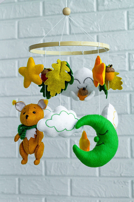 Дитячий мобіль на ліжечко для немовлят ручної роботи WooolyWool «Білочка» Київ - фото 1