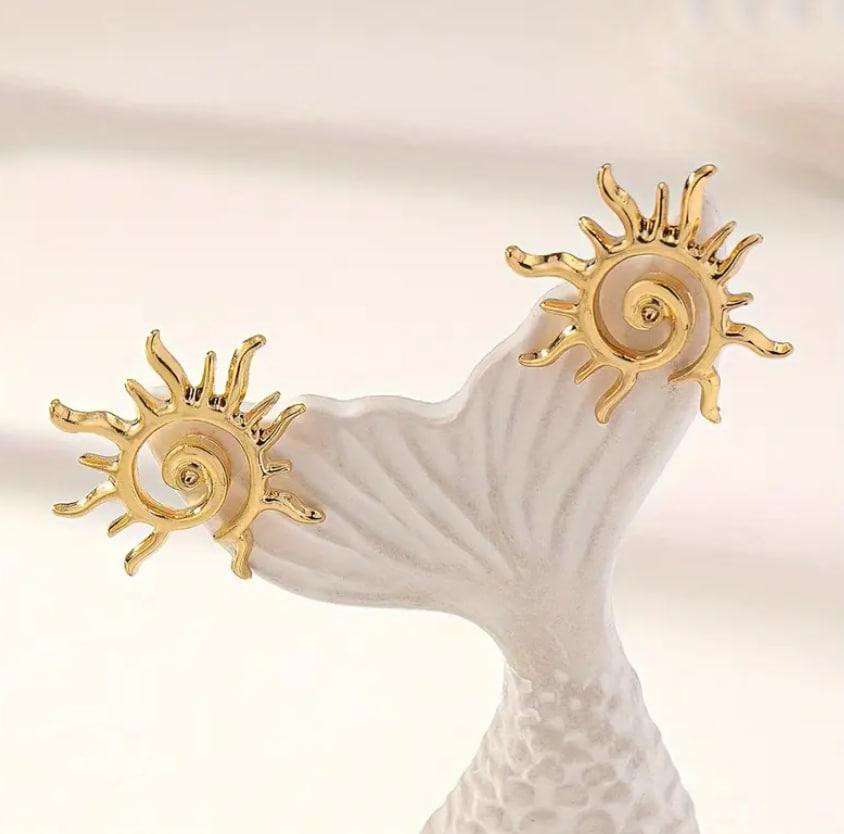 Серьги-пусеты с дизайном 