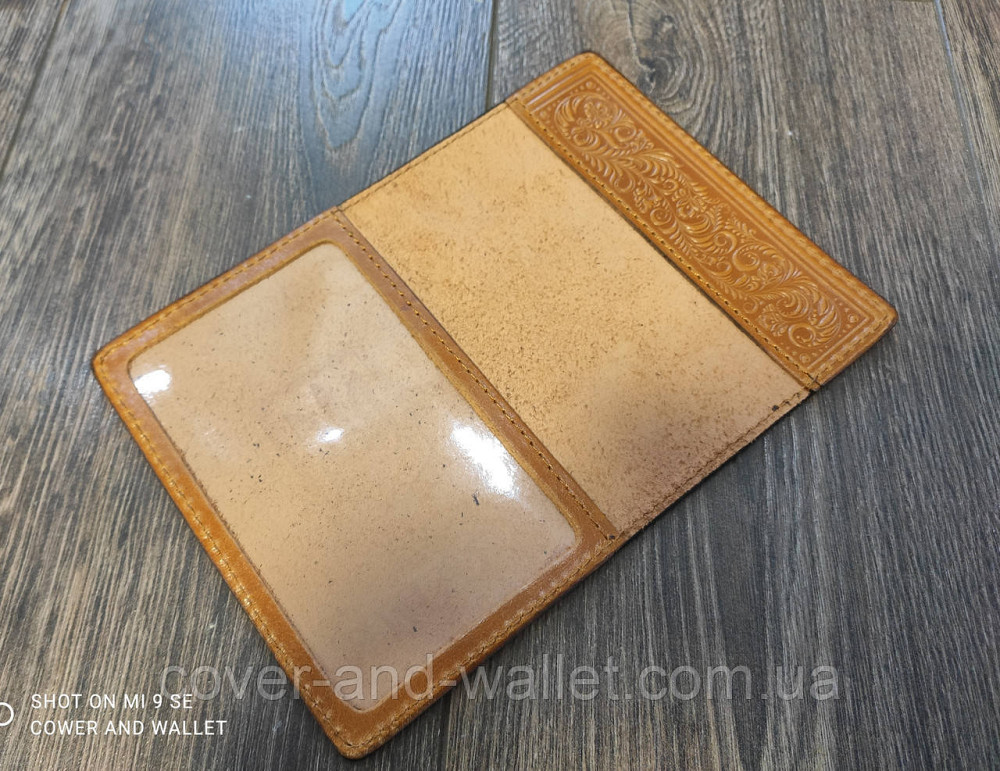 Шкіряна обкладинка на паспорт із тисненням «Герб України» з прозорим вікном Puos Київ - фото 9