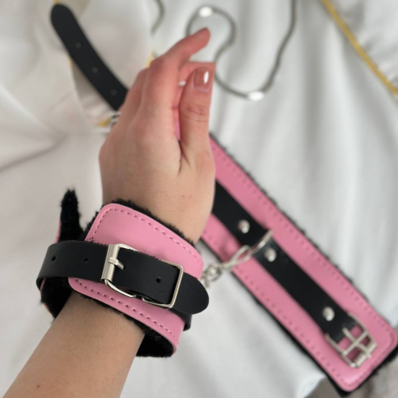 Шкіряні наручники з хутром для задоволення для рольових ігор BDSM для сексу рожеві на ремінці з застібкою Одеса