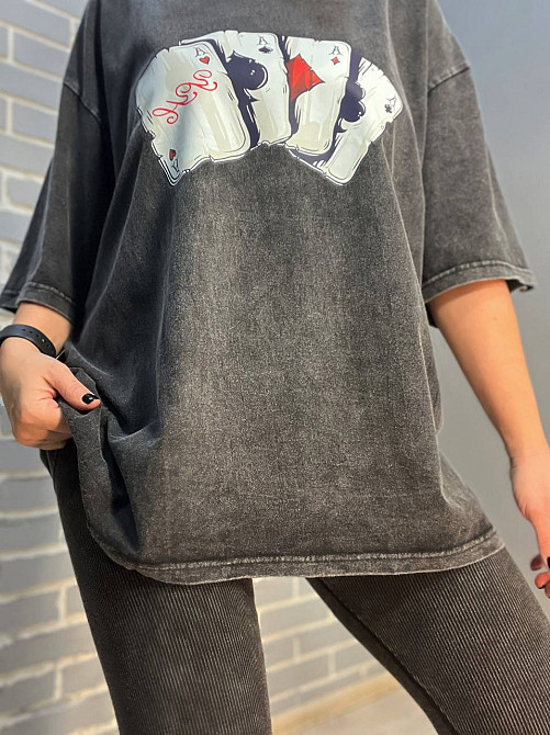 Футболка жіноча L-Y 1165 варена довга оверсайз малюнок карти збільшених розмірів one size чорна, чор Одеса - фото 1