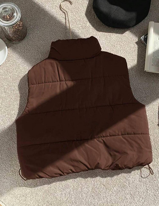 Жіноча укорочена жилетка з кишенями на блискавці плащівка на синтепоні Шоколад, 42/44 Одеса - фото 5