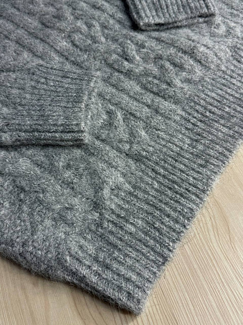 Свитер женский A-N 3324 оверсайз крупная вязка букле косы длинный one size, светло-серый, one size Киев - изображение 6