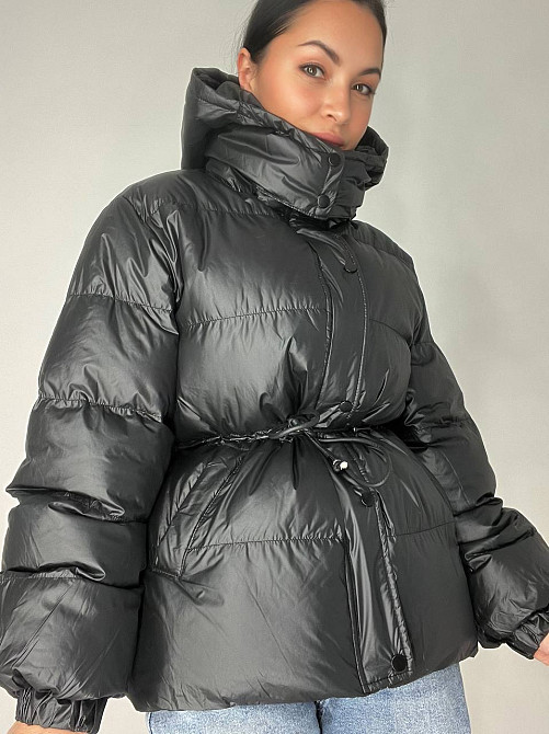 Куртка жіноча Fashion 2401 глянцева подовжена з капюшоном пояс шнурок чорна, чорний, XL Київ - фото 13