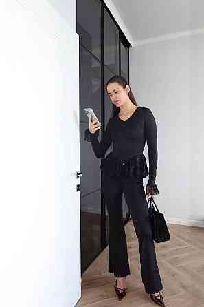 Жіночий елегантний костюм-двійка: кофта з мереживом і брюки-кльош дайвінг+французське мереживо Чорний, 46/48 Одеса