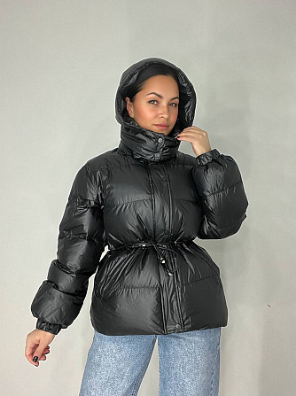 Куртка жіноча Fashion 2401 глянцева подовжена з капюшоном пояс шнурок чорна, чорний, L Одеса - фото 8