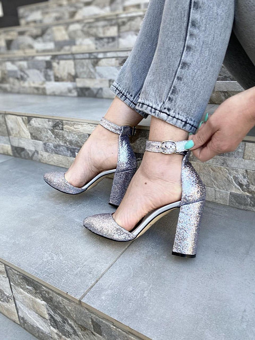 ARLEN Жіночі босоніжки срібні із закритим носком літні з натуральної шкіри на підборах ARLEN Бо Коломия - фото 1
