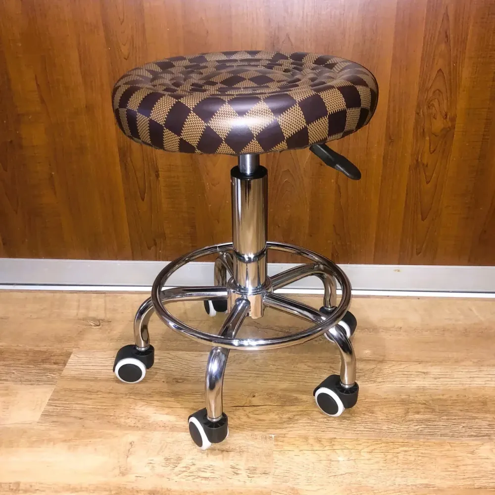 Стул косметологический без спинки на колесах с подставкой для ног, регулировка высоты Шахматка коричневая Киев - изображение 3