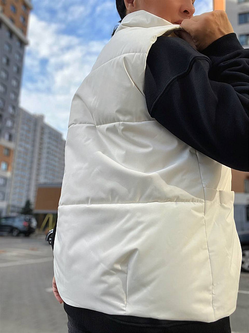 Жилет жіночий JOY ONE 86336 подовжений кишені блискавка стрічка комір стійка без капюшона молочний,  Одеса - фото 3