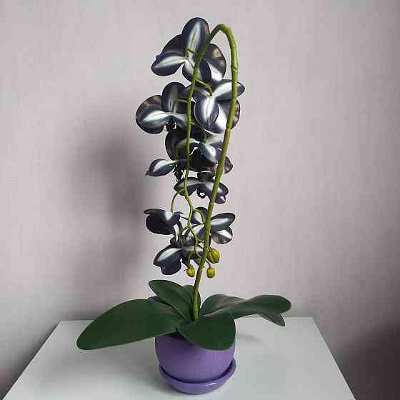 Штучна латексна орхідея VIP в бузуковому керамічному кашпо на одну гілку фіолетова Дніпро