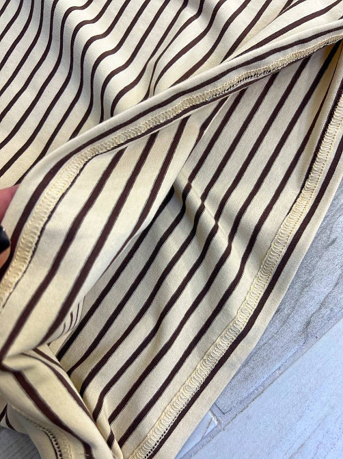 Футболка жіноча A-N 25190 смугаста базова контрастний комір середня довжина one size коричнева, коричневий, one size Київ - фото 6