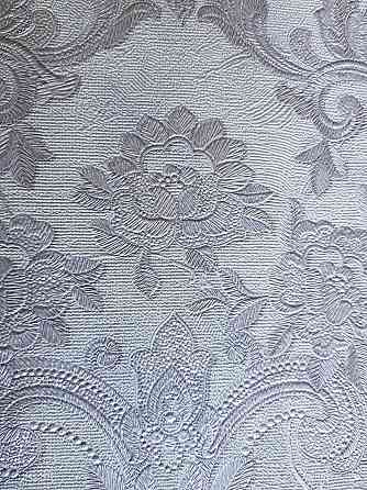 Шпалери метрові вінілові на флізелін Grandeco Poem вензелі структурні сріблясті на білому Київ