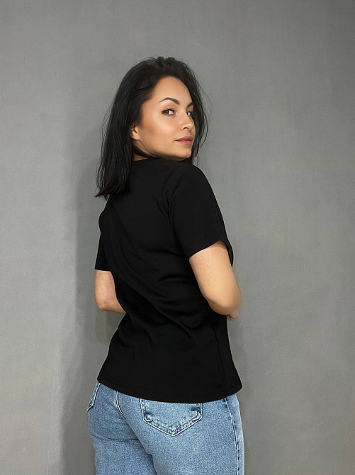 Футболка женская A-N 26001 базовая однотонная с небольшой вышивкой мишка впереди средняя длина one size, черный, one size Киев - изображение 6