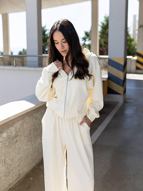 Женский повседневный оверсайз костюм двойка: кофта и штаны хлопковый велюр Кремовый Одесса - изображение 5