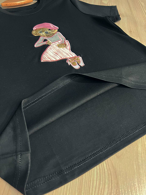 Футболка женская A-N 26009 нашивка мишка балерина впереди однотонная средняя длина базовая one size, черный, one size Киев - изображение 3