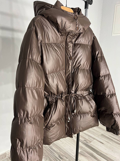 Куртка женская Fashion 2401 глянцевая удлиненная с капюшоном пояс шнурок коричневый, коричневый, L Киев - изображение 12