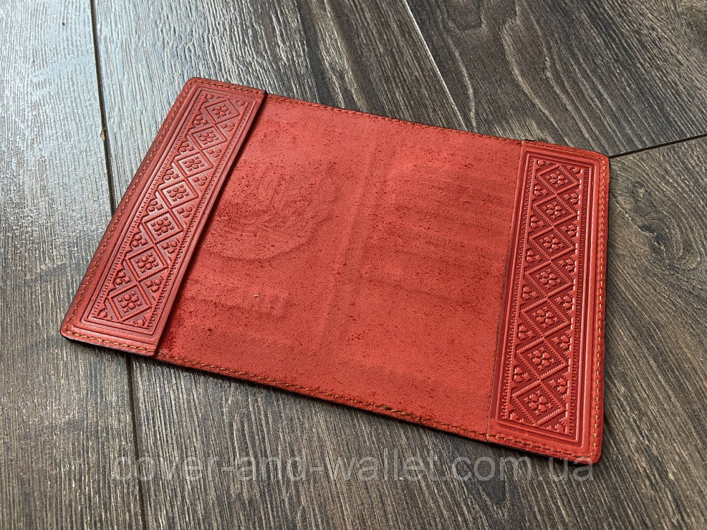 Патріотична жіноча обкладинка на паспорт України червоного кольору ST Leather Київ - фото 5